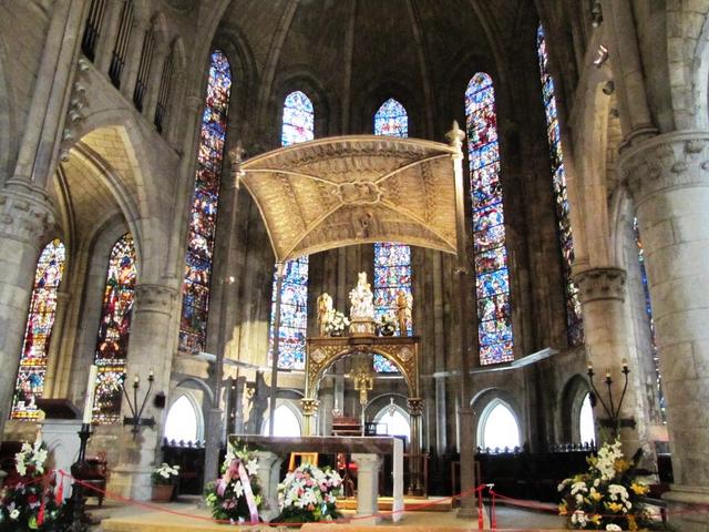 Maria "Nuestra Señora de Roncesvalles" steht unter einem Baldachin über den Hauptaltar