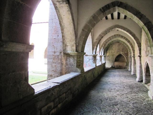 wir haben die Abteikirche verlassen und befinden uns nun im Kreuzgang