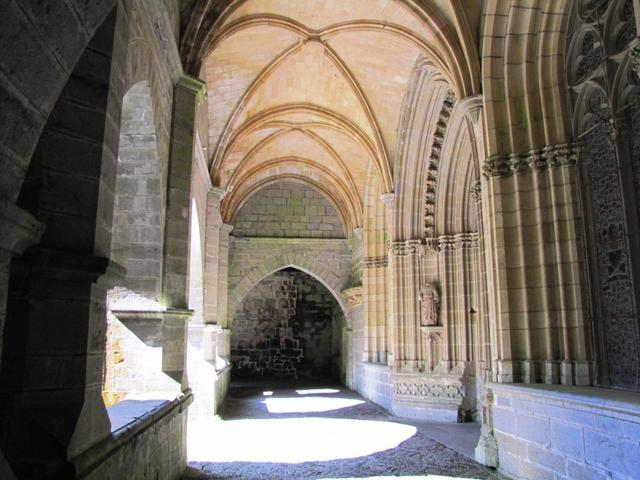 vor dem gotischen Kapitelsaal "Capilla de San Agustin"