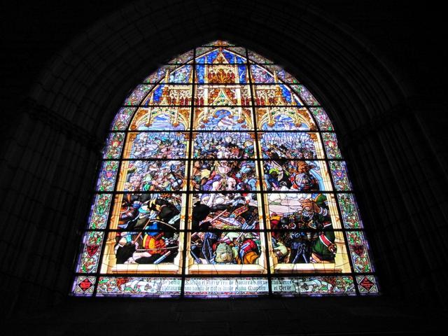 das schöne Kirchenfenster zeigt die Schlacht von Roncesvalles