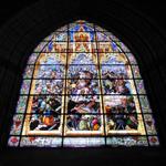 das schöne Kirchenfenster zeigt die Schlacht von Roncesvalles