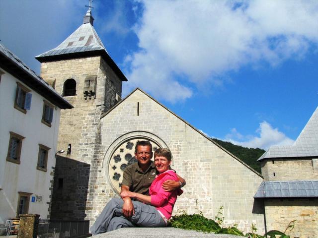 Erinnerungsfoto aufgenommen vor dem Hotel "Roncesvalles" und die gotische Abteikirche Colegiata de Santa Maria