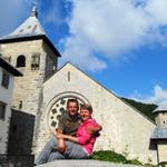 Erinnerungsfoto aufgenommen vor dem Hotel "Roncesvalles" und die gotische Abteikirche Colegiata de Santa Maria