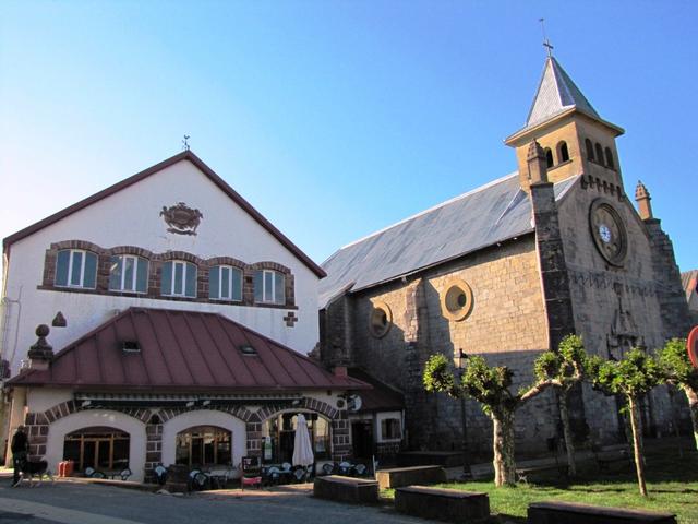 bei der Kirche in Auritz-Burguete