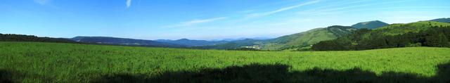 Breitbildfoto. Weit da vorne am Horizont ist Pamplona