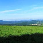 Breitbildfoto. Weit da vorne am Horizont ist Pamplona