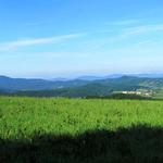 Breitbildfoto. Weit da vorne am Horizont ist Pamplona