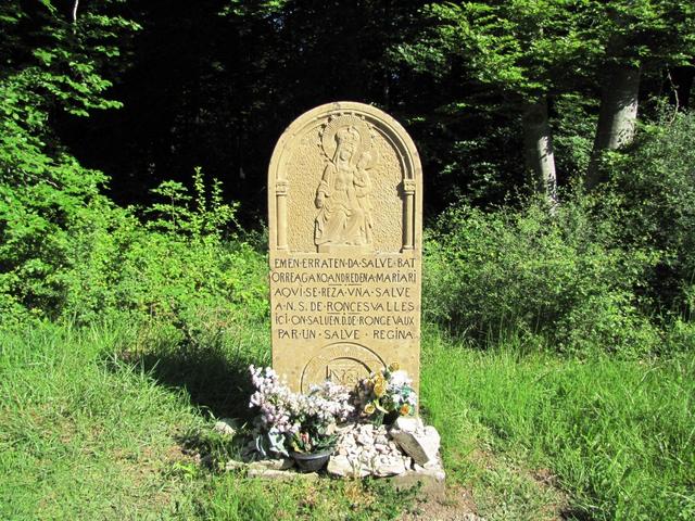 beim Alto de Mezkiritz steht eine kleine Skulptur der Nuestra Señora de Roncesvalles