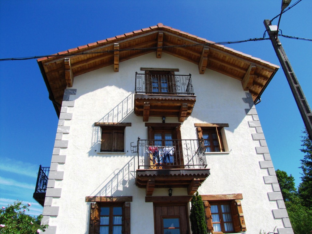 schönes Haus beim Dorfeingang von Bizkarreta-Gerendiain