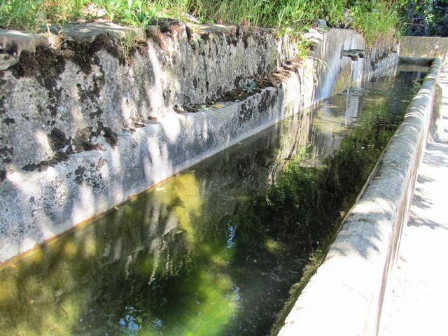 schöner Dorfbrunnen von Linzoáin