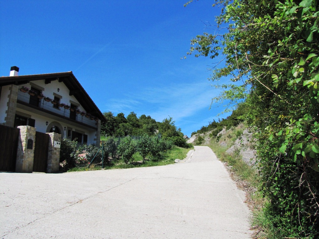 das letzte Haus von Linzoáin ist wunderschön mit einem riesigen Garten
