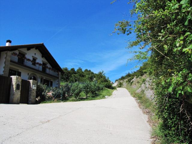 das letzte Haus von Linzoáin ist wunderschön mit einem riesigen Garten