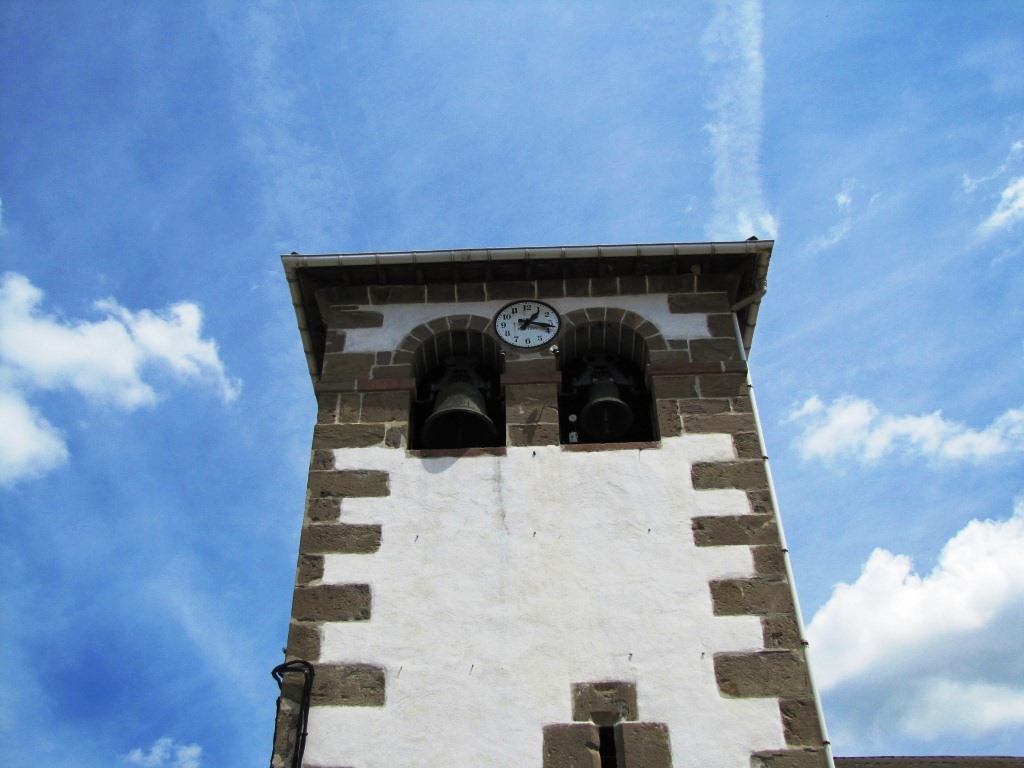 Kirchturm von Zubiri. Zubiri ist baskisch und bedeutet "Ort an der Brücke"