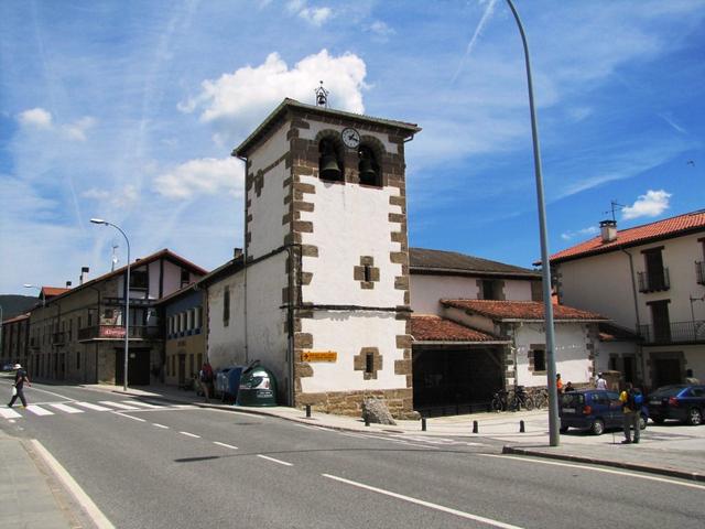 Dorfplatz von Zubiri mit Kirche