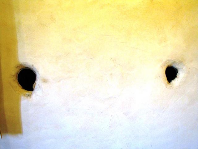 früher wurde hier Brot hergestellt. Im linken Loch war Mehl- im rechten Loch, Salz vorhanden