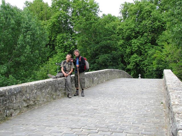 Franco und Elias auf der Brücke. Mit ihm zusammen haben wir Pamplona erreicht