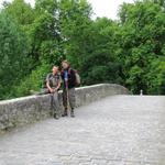 Franco und Elias auf der Brücke. Mit ihm zusammen haben wir Pamplona erreicht