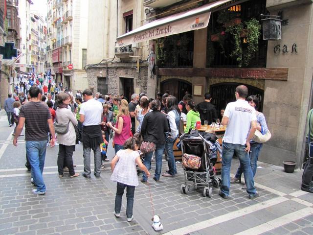 wir stürzen uns im pulsierendem Leben von Pamplona