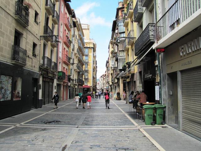 die Calle Estafeta hier reiht sich eine Tapas Kneipe an die nächste