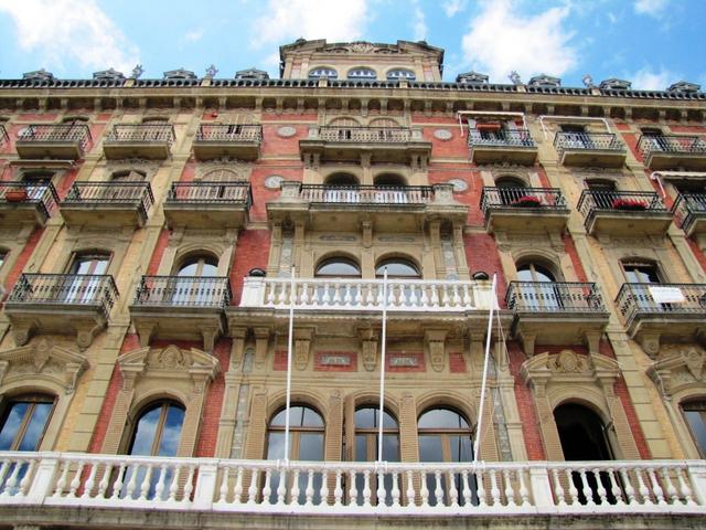 die Fassade des Café Iruña. Stammlokal von Hemingway