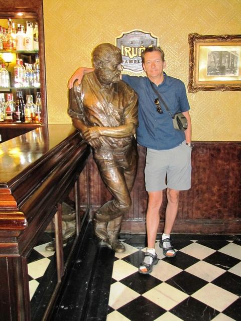 Franco lehnt sich an der Bronzestatue von Ernest Hemingway. Hier an der Bar vom Café Iruña war er meistens anzutreffen