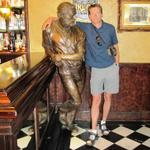 Franco lehnt sich an der Bronzestatue von Ernest Hemingway. Hier an der Bar vom Café Iruña war er meistens anzutreffen