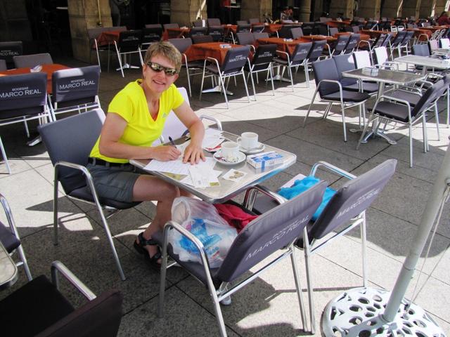 Mäusi beim Postkarten schreiben auf der Terrasse vom Café Iruña