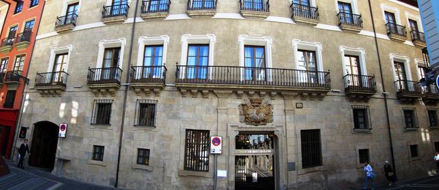 Breitbildfoto einer prunkvollen Fassaden in der Altsadt von Pamplona