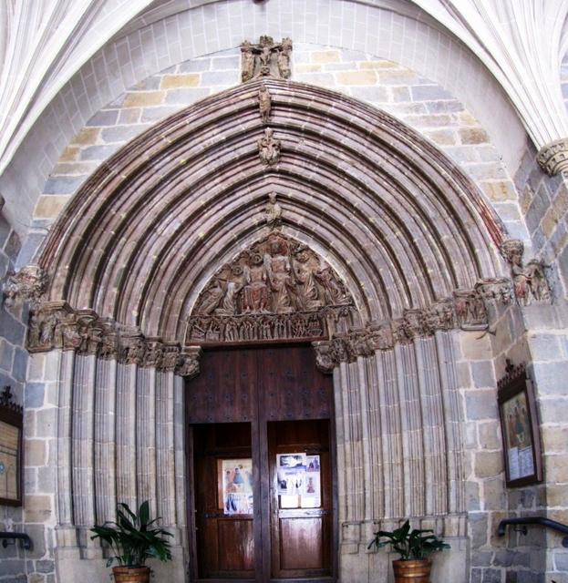 das schöne Portal der Iglesia de San Saturnino