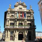 das Rathaus von Pamplona 18.Jh. mit seiner barocken verspielten Fassade