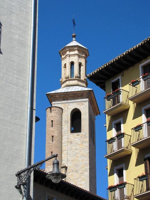 die Iglesia de San Saturnino hat einen sehr schönen Glockenturm