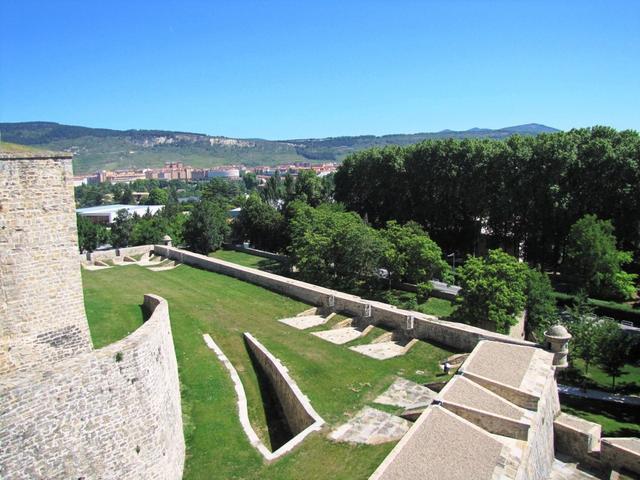 die imposante Stadtmauer mit schöner Aussicht