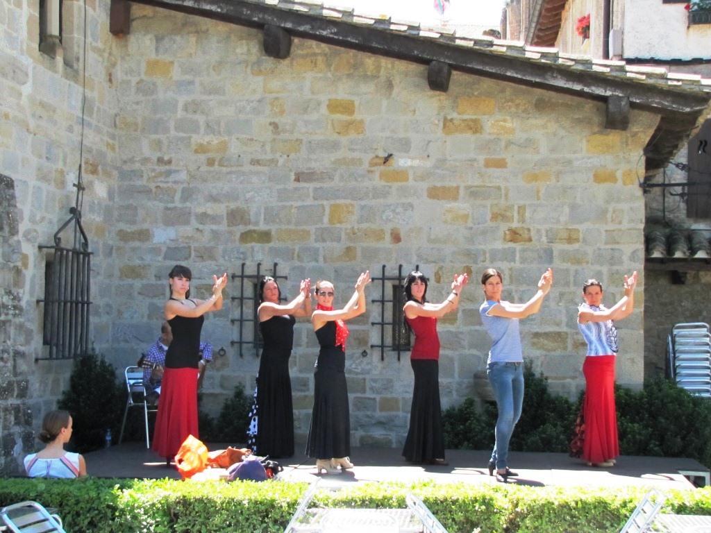 und der Folklore Gruppe zugeschaut. Flamenco Olé