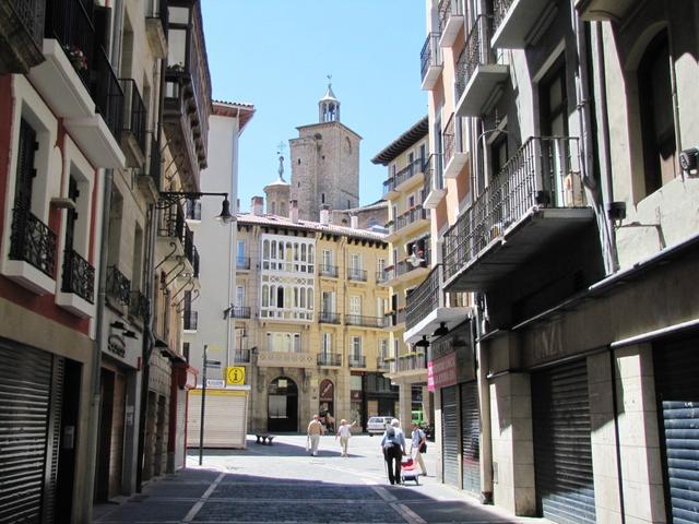 wir haben die Iglesia de San Nicolás verlassen und schlendern weiter durch die Gassen von Pamplona