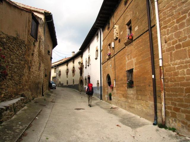 das kleine Dorf Zaraguiegui am Fusse des Alto del Perdón