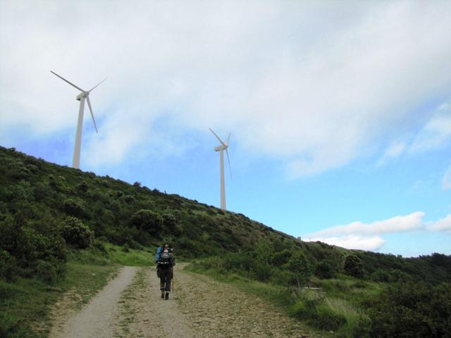 der Wind bläst richtig stark. Die Windräder stehen am richtigen Ort