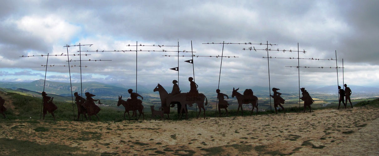 Breitbildfoto der eiserne Skulptur eines Pilgerzugs