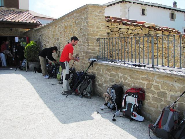 Rucksack ablegen und ein Getränk bestellen. Wir haben die Pilgerunterkunft "Camino del Perdon" erreicht