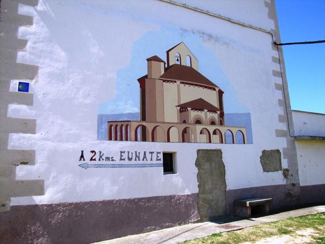 an einer Hauswand in Muruzábal Wegweiser zur Ermita Santa Maria de Eunate