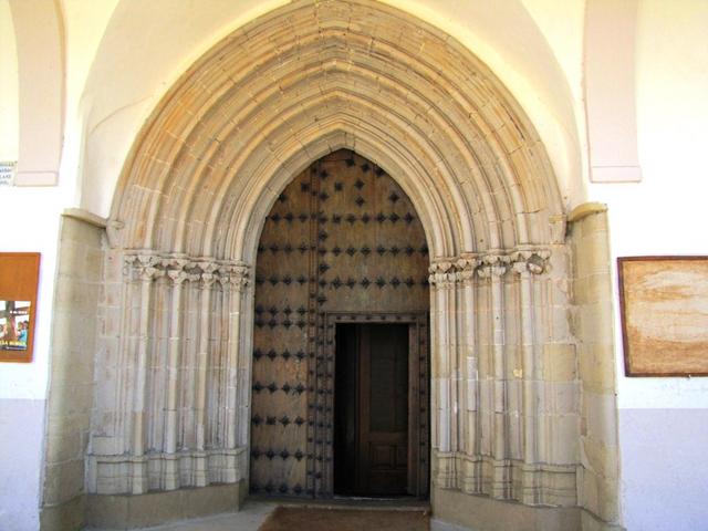 schönes Kirchenportal der Kirche in Muruzábal