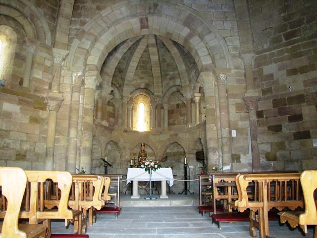 die romanische Kirche ist schlicht und einfach gehalten