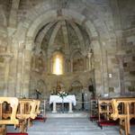 die romanische Kirche ist schlicht und einfach gehalten