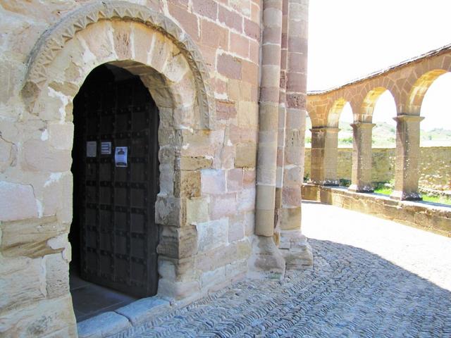der Eingang der Kirche