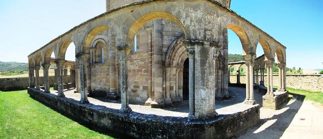 Breitbildfoto der Ermita Santa Maria de Eunate