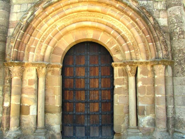 der schlichte aber schöne EIngang der Ermita Santa Maria de Eunate