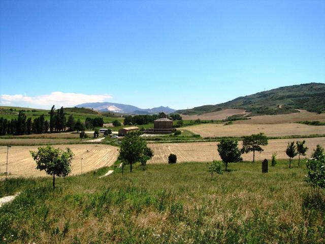 völlig abgeschieden inmitten von Kornfelder die Ermita Santa Maria de Eunate