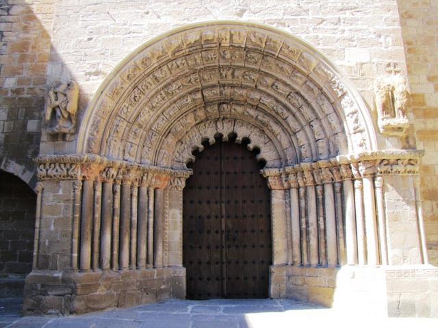 der schöne romanische Portal der Santiago Kirche 13.Jh.