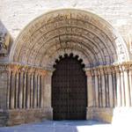 der schöne romanische Portal der Santiago Kirche 13.Jh.