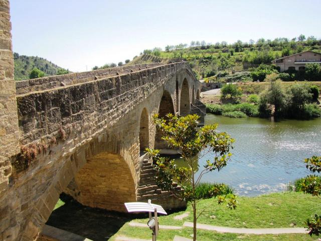 wir stehen vor der mittelalterlichen Brücke "Puente la Reina"