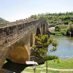 wir stehen vor der mittelalterlichen Brücke "Puente la Reina"